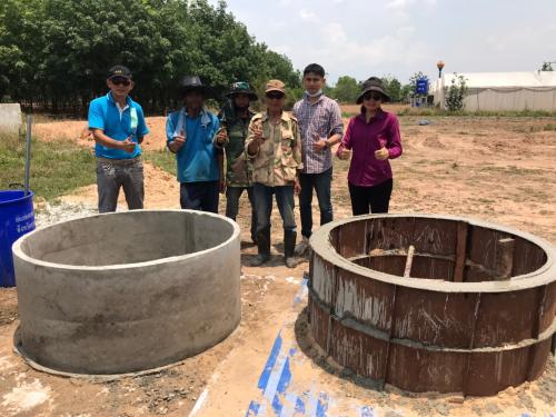 ส.ป.ก.กาฬสินธุ์ ร่วมกับสหกรณ์การเกษตรบ้านดงกล้วย จำกัด เรียนรู้/ทดลองสร้างวงบ่อซีเมนต์กักเก็บน้ำแก้ไขปัญหาภัยแล้ง