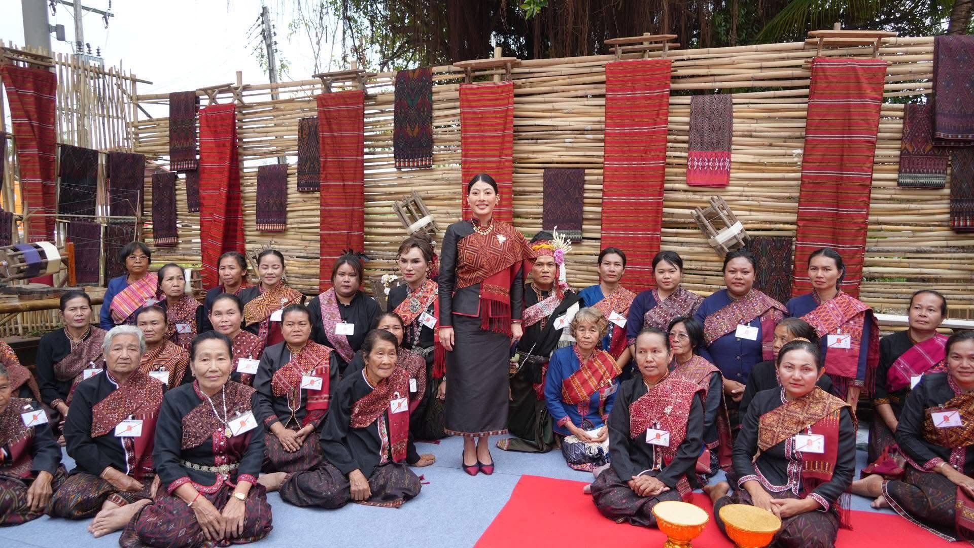 ส.ป.ก.กาฬสินธุ์ ร่วมรับเสด็จสมเด็จพระเจ้าลูกเธอ เจ้าฟ้าสิริวัณณวรี นารีรัตนราชกัญญา เสด็จทอดพระเนตรนิทรรศการ และการจัดแสดงผลงานภูมิปัญญาผ้าไทย และงานหัตถกรรมชุมชน ณ สหกรณ์ศูนย์ศิลปาชีพทอผ้าไหมแพรวา บ้านโพน กาฬสินธุ์ จำกัด ตำบลบ้านโพน อำเภอคำม่วง จังหวัดกาฬสินธุ์