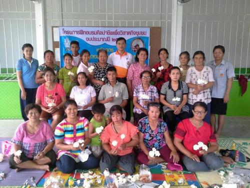 โครงการฝึกอบรมศิลปาชีพเพื่อวิสาหกิจชุมชน งบประมาณ 2558 หลักสูตร การประดิษฐ์ดอกไม้จันทน์และพวงหรีด