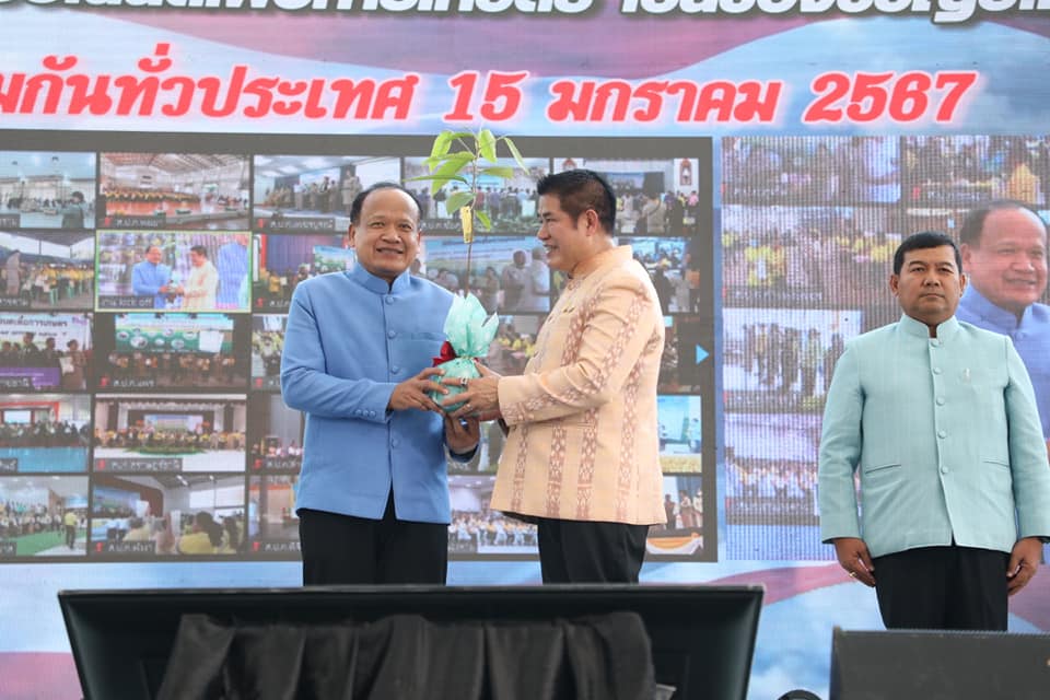 นายรณภพ เวียงสิมมา รองผู้ว่าราชการจังหวัดกาญจนบุรี พร้อมด้วยนายวินัย เมฆดำ ปฏิรูปที่ดินจังหวัดกาญจนบุรี เข้าร่วมงาน Kick Off มอบโฉนดเพื่อการเกษตรเป็นของขวัญปีใหม่ พ.ศ.2567