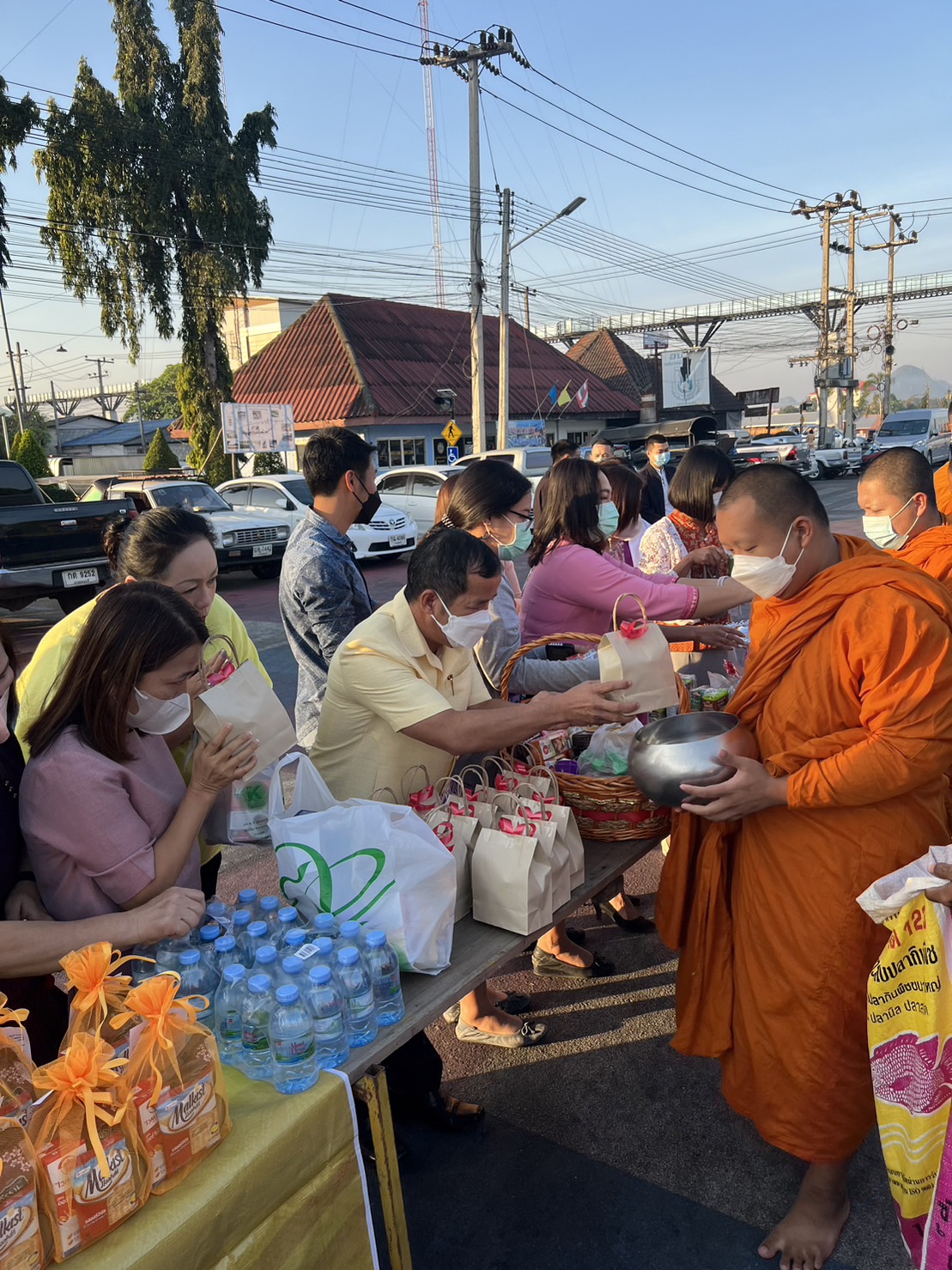ปฏิรูปที่ดินจังหวัดกาญจนบุรี และข้าราชการ ส.ป.ก.กาญจนบุรี เข้าร่วมพิธีทำบุญตักบาตร พิธีปล่อยปลาปล่อยสัตว์ ถวายพระพรแด่สมเด็จพระเจ้าลูกเธอ เจ้าฟ้าพัชรกิติยาภา นเรนทิราเทพยวดี กรมหลวงราชสาริณีสิริพัชร มหาวัชรราชธิดา