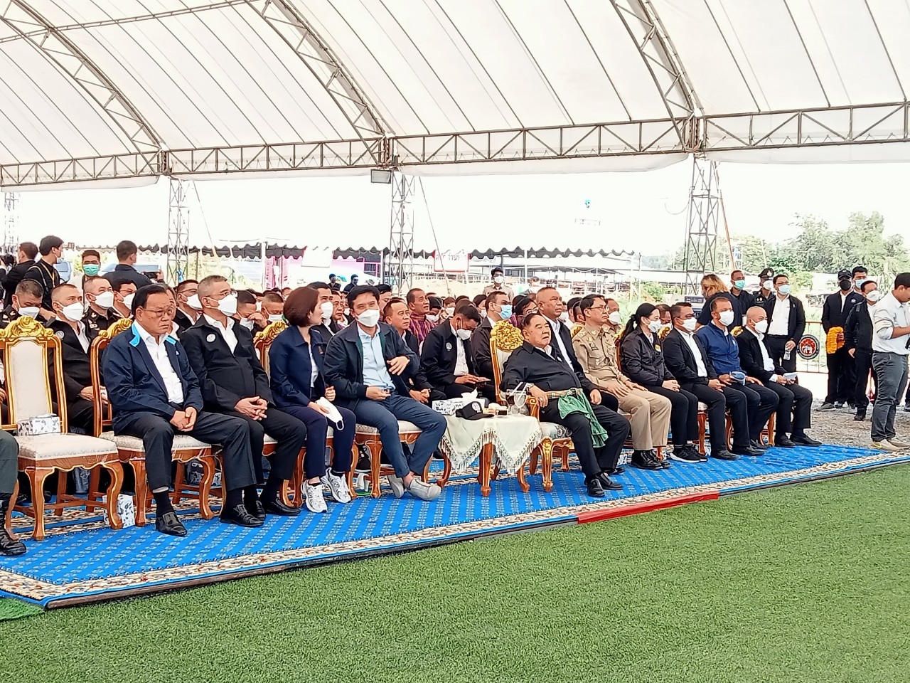 พลเอกประวิตร วงษ์สุวรรณ รองนายกรัฐมนตรี ลงพื้นที่ตรวจติดตามงานและมอบ ส.ป.ก.4-01 ให้กับเกษตรกรในเขตปฏิรูปที่ดินจังหวัดกาญจนบุรี