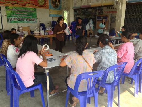 โครงการฝึกอบรมศิลปาชีพเพื่อวิสาหกิจชุมชน หลักสูตร สานตระกร้าพลาสติก  