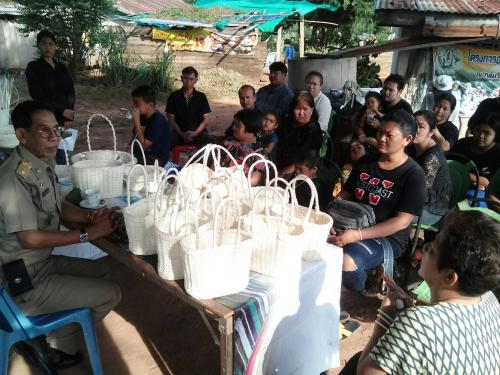 ส.ป.ก.กาญจนบุรี จัดโครงการอบรมศิลปาชีพเพื่อวิสาหกิจชุมชน  หลักสูตรถาดหวาย  ณ อำเภอบ่อพลอย
