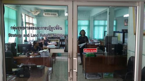 เจ้าหน้าที่กลุ่มยุทธศาสตร์ฯ ส.ป.ก.กาญจนบุรี จัดกิจกรรม 5 ส Big Cleaning Day วันทำความสะอาดครั้งใหญ่