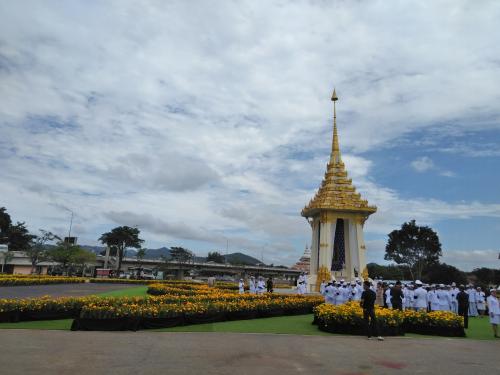 เจ้าหน้าที่ ส.ป.ก. กาญจนบุรี ร่วมพิธีอัญเชิญพระบรมฉายาลักษณ์พระบาทสมเด็จพระปรมินทรมหาภูมิพลอดุลยเดช บรมนาถบพิตร และซักซ้อมพิธีถวายดอกไม้จันทร์งานพระราชพิธีถวายพระเพลิงฯ