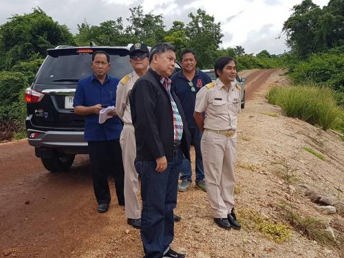 นายดุลยเดช  วัชรสินธุ์ ที่ปรึกษารัฐมนตรี ประจำสำนักเลขาธิการนายกรัฐมนตรีลงพื้นที่เพื่อประชุมและตรวจติดตามความก้าวหน้าโครงการจัดที่ดินทำกินให้ชุมชนตามนโยบายรัฐบาล ณ พื้นที่เขตปฏิรูปที่ดินตำบลสิงห์ อำเภอไทรโยค จังหวัดกาญจนบุรี