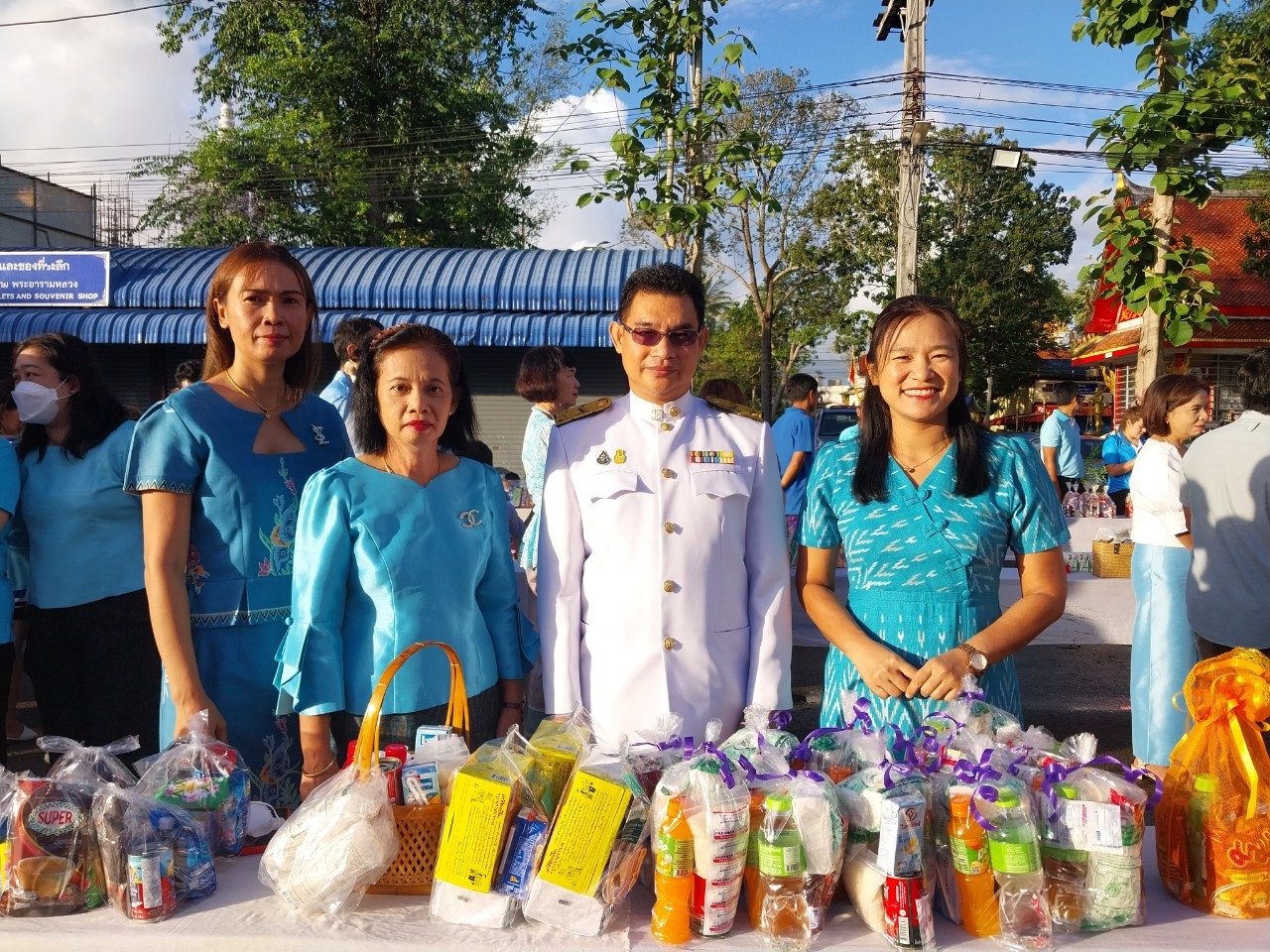 กิจกรรมสร้างความสัมพันธ์ - ส.ป.ก.กระบี่ เข้าร่วมพิธีทำบุญตักบาตรถวายเป็นพระราชกุศลถวายพระพรสมเด็จพระนางเจ้าสิริกิติ์ พระบรมราชินีนาถ พระบรมราชชนนีพันปีหลวง เนื่องในโอกาสมหามงคลเฉลิมพระชนมพรรษา 12 สิงหาคม 2566 รวมใจภักดิ์จัดกิจกรรมเฉลิมพระเกียรติฯ โดยพร้อมเพรียงกัน 