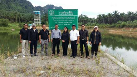 ส.ป.ก.ร่วมตรวจติดตามการดำเนินงาน โครงการพัฒนาแหล่งน้ำชุมชน (โครงการนำร่องการบริหารจัดการที่ดินตามแนวเศรษฐกิจพอเพียง)