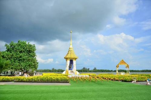 ปฏิรูปที่ดินจังหวัดกระบี่และข้าราชการ พนักงานในสังกัด พร้อมด้วยหัวหน้าส่วนราชการ ร่วมถวายดอกไม้จันทน์ งานพระราชพิธีถวายพระเพลิงพระบรมศพพระบาทสมเด็จพระปรมินทรมหาภูมิพลอดุลยเดช 