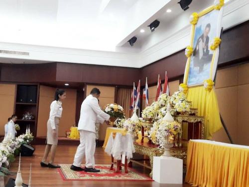 ส.ป.ก.กระบี่ ร่วมพิธีวางพานพุ่มดอกไม้สดถวายแด่พระบาทสมเด็จพระปรมินทรมหาภูมิพลอดุลยเดช บรมนาถบพิตร