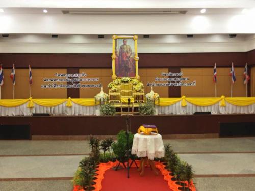 สำนักงานการปฏิรูปที่ดินจังหวัดกระบี่ (ส.ป.ก.กระบี่) ร่วมถวายพานพุ่มดอกไม้สดในพิธีถวายเครื่องราชสักการะ เนื่องในวันพระบาทสมเด็จพระพุทธยอดฟ้าจุฬาโลกมหาราช และวันที่ระลึกมหาจักรีบรมราชวงศ์