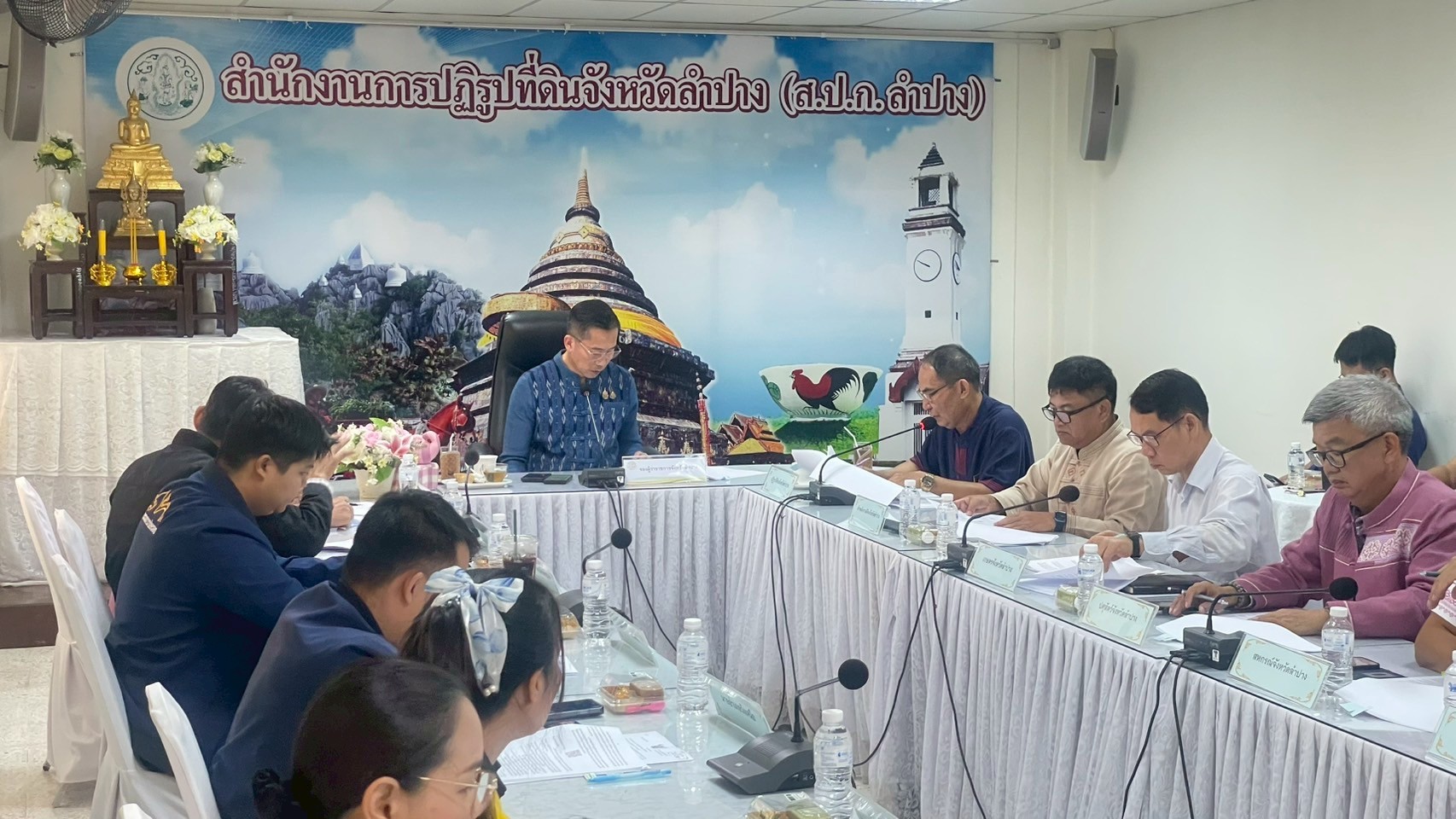     วันที่ 25 กันยายน 2568 เวลา 09.30 น. สำนักงานการปฏิรูปที่ดินจังหวัดลำปาง (ส.ป.ก.ลำปาง) จัดประชุมคณะกรรมการปฏิรูปที่ดินจังหวัดลำปาง (คปจ.ลำปาง) ครั้งที่ 4/2568 ณ ห้องประชุมสำนักงานการปฏิรูปที่ดินจังหวัดลำปาง ชั้น 2 โดยมีนายกฤษณะ พินิจรอง ผู้ว่าราชการจังหวัดลำปาง เป็นประธานฯ และนายพิเชษฐ แก้วบุญเสริฐ ปฏิรูปที่ดินจังหวัดลำปาง เป็นเลขานุการฯ การประชุม คปจ.ลำปาง       ในการประชุม คณะกรรมการฯ มีมติเห็นชอบการใช้ที่ดินเพื่อกิจการสาธารณูปโภคและกิจการอื่น ๆ ในเขตปฏิรูปที่ดิน จำนวน 2 โครงการ ดังนี้   1. ให้ความเห็นชอบให้กรมชลประทานใช้ที่ดินในเขตปฏิรูปที่ดินเพื่อก่อสร้างโครงการปรับปรุงระบบส่งน้ำอ่างเก็บน้ำแม่พริก (ผาวิ่งชู้) บ้านโป่งขาม หมู่ที่ 4 ตำบลแม่ปุ อำเภอแม่พริก จังหวัดลำปาง  2. ให้ความเห็นชอบองค์การบริหารส่วนตำบลบ้านเสด็จใช้ที่ดินในเขตปฏิรูปที่ดินเพื่อดำเนินโครงการขุดเจาะบ่อบาดาลและก่อสร้างระบบประปา บ้านห้วยหลวงพัฒนา หมู่ที่ 15 ตำบลบ้านเสด็จ อำเภอเมืองลำปาง จังหวัดลำปาง