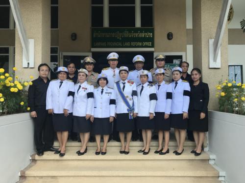 สำนักงานการปฏิรูปที่จังหวัดลำปาง ร่วมพิธีถวายดอกไม้จันทร์ของภาคประชาชนในส่วนภูมิภาคจังหวัดลำปาง พ.ศ. 2560