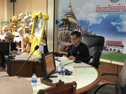 วันนี้ 14 พฤศจิกายน 2560 เวลา 09.30 น. นายสุรพล บุรินทราพันธุ์ รองผู้ว่าราชการจังหวัดลำปาง เป็นประธานประชุมคณะกรรมการดำเนินการอพยพราษฎร 5 หมู่บ้าน