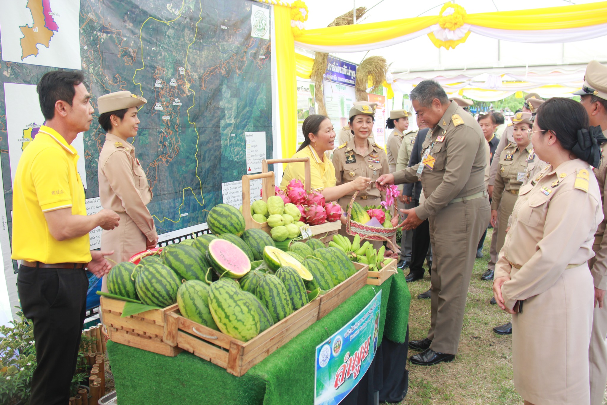 ปฏิรูปที่ดินจังหวัดลำพูนร่วมรับองคมนตรี นายพลากร สุวรรณรัฐ ผู้แทนพระองค์และคณะ ในการเดินทางมาติดตามการขับเคลื่อนงานโครงการอันเนื่องมาจากพระราชดำริอ่างเก็บน้ำแม่เมย อำเภอแม่ทา จังหวัดลำพูน