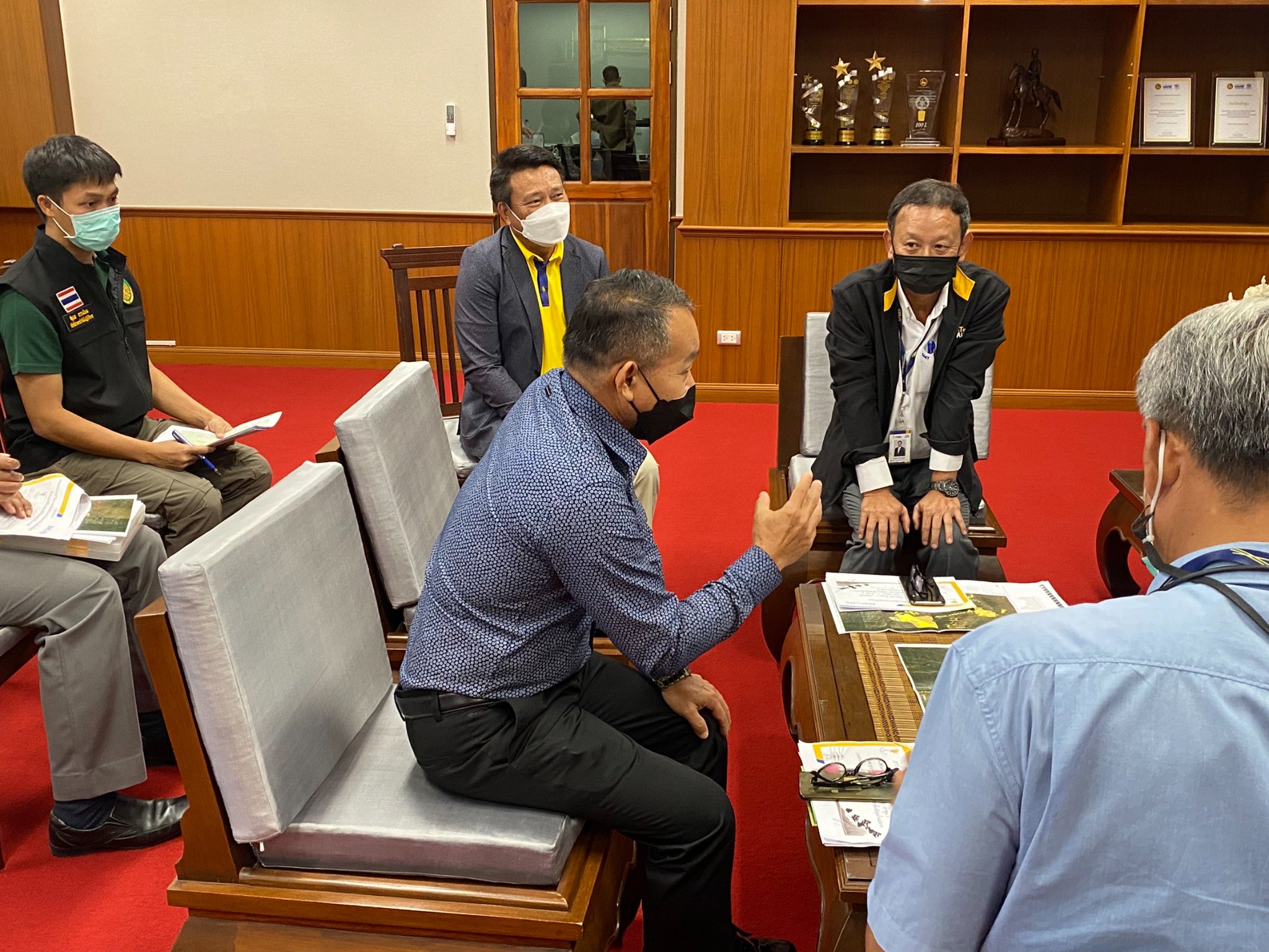 ผู้อำนวยการกลุ่มกฎหมาย ส.ป.ก.ลำพูน เข้าพบผู้ว่าราชการจังหวัดลำพูน กรณีดำเนิน โครงข่ายสายไฟฟ้าพาดผ่านพื้นที่โครงการ พัฒนาพื้นที่ลุ่มน้ำแม่อาวอันเนื่องมาจากพระราชดำริฯ