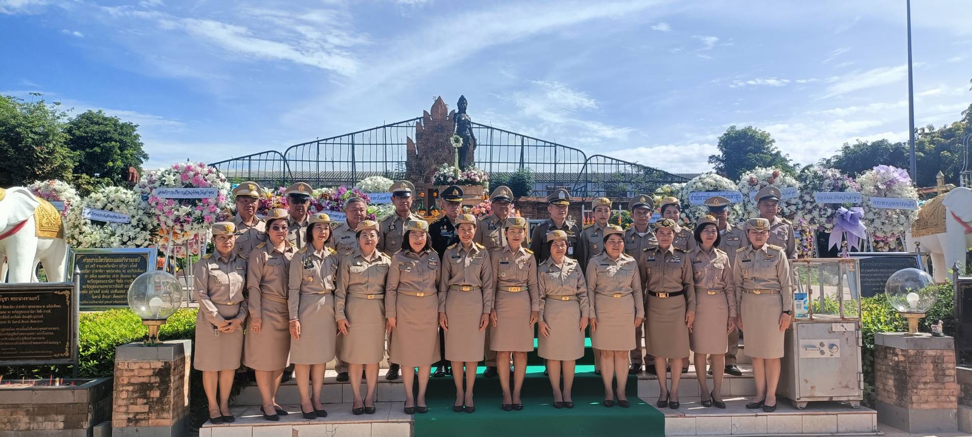 ปฏิรูปที่ดินจังหวัดลำพูน ร่วมพิธีวางพวงมาลาน้อมรำลึกในพระมหากรุณาธิคุณ เนื่องในวันคล้ายวันสวรรคตพระนางจามเทวี ฯ