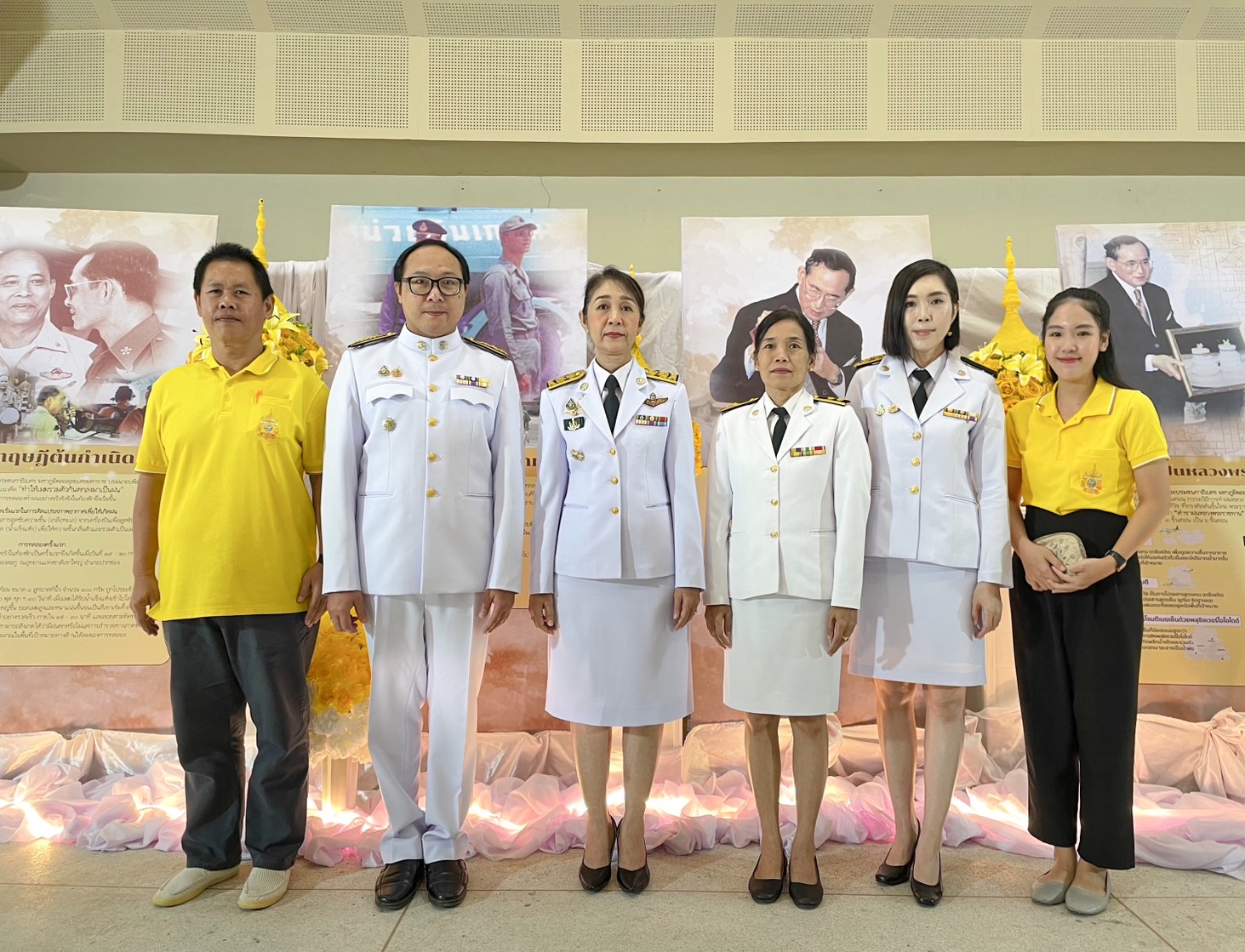 ปฏิรูปที่ดินจังหวัดลำพูน ร่วมพิธีวางพานพุ่มดอกไม้สดถวายราชสักการะ เนื่องในวันพระบิดาแห่งฝนหลวง ประจำปี 2567 ของจังหวัดลำพูน เพื่อน้อมรำลึกในพระมหากรุณาธิคุณของ พระบาทสมเด็จพระบรมชนกาธิเบศร มหาภูมิพลอดุลยเดชมหาราช บรมนาถบพิตร 