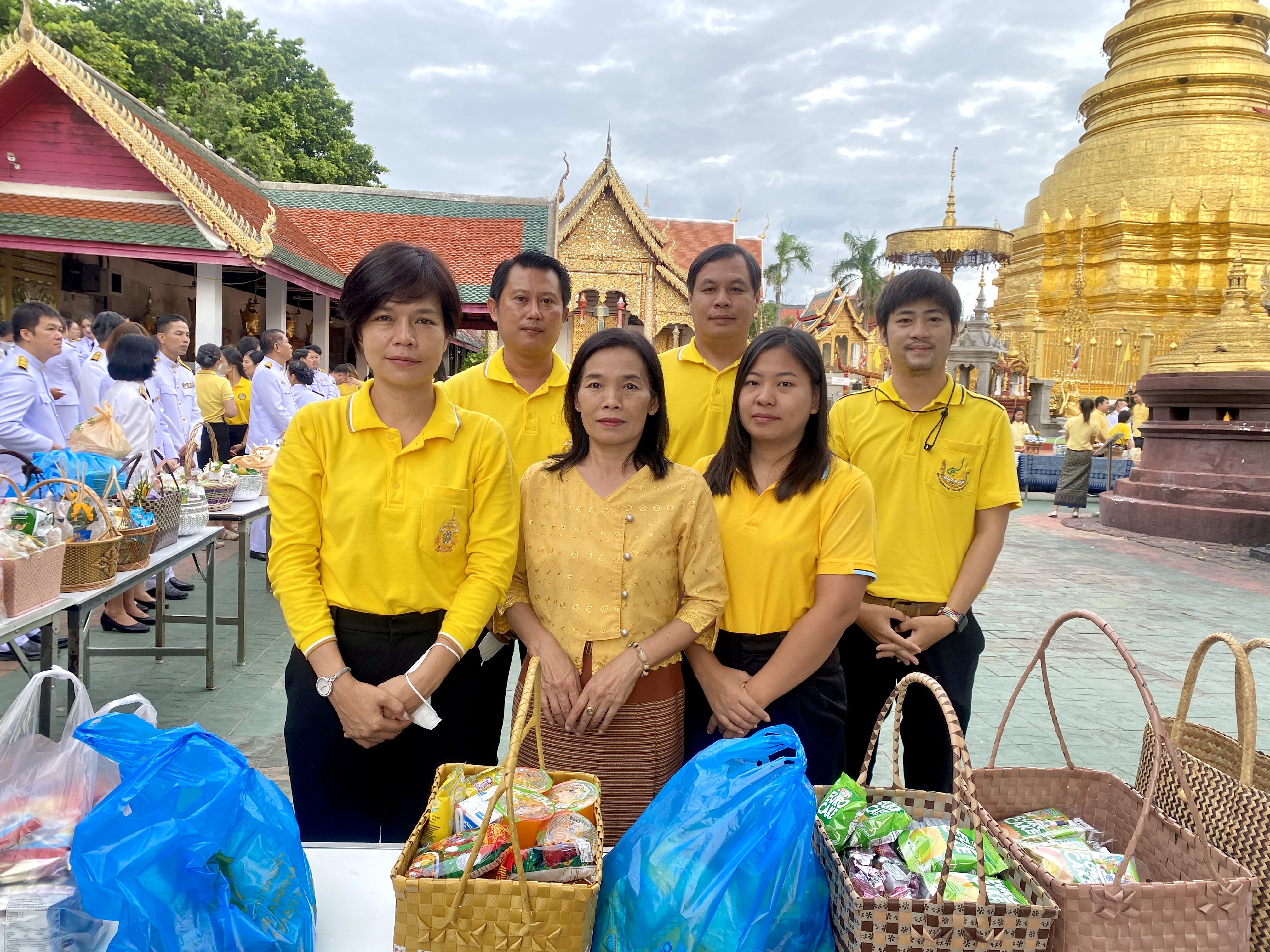สำนักงานการปฏิรูปที่ดินจังหวัดลำพูนเข้าร่วมพิธีเจริญพระพุทธมนต์และทำบุญตักบาตรถวายพระราชกุศล เนื่องในโอกาสพระราชพิธีมหามงคลเฉลิมพระชนมพรรษา 6 รอบ 28 กรกฎาคม 2567