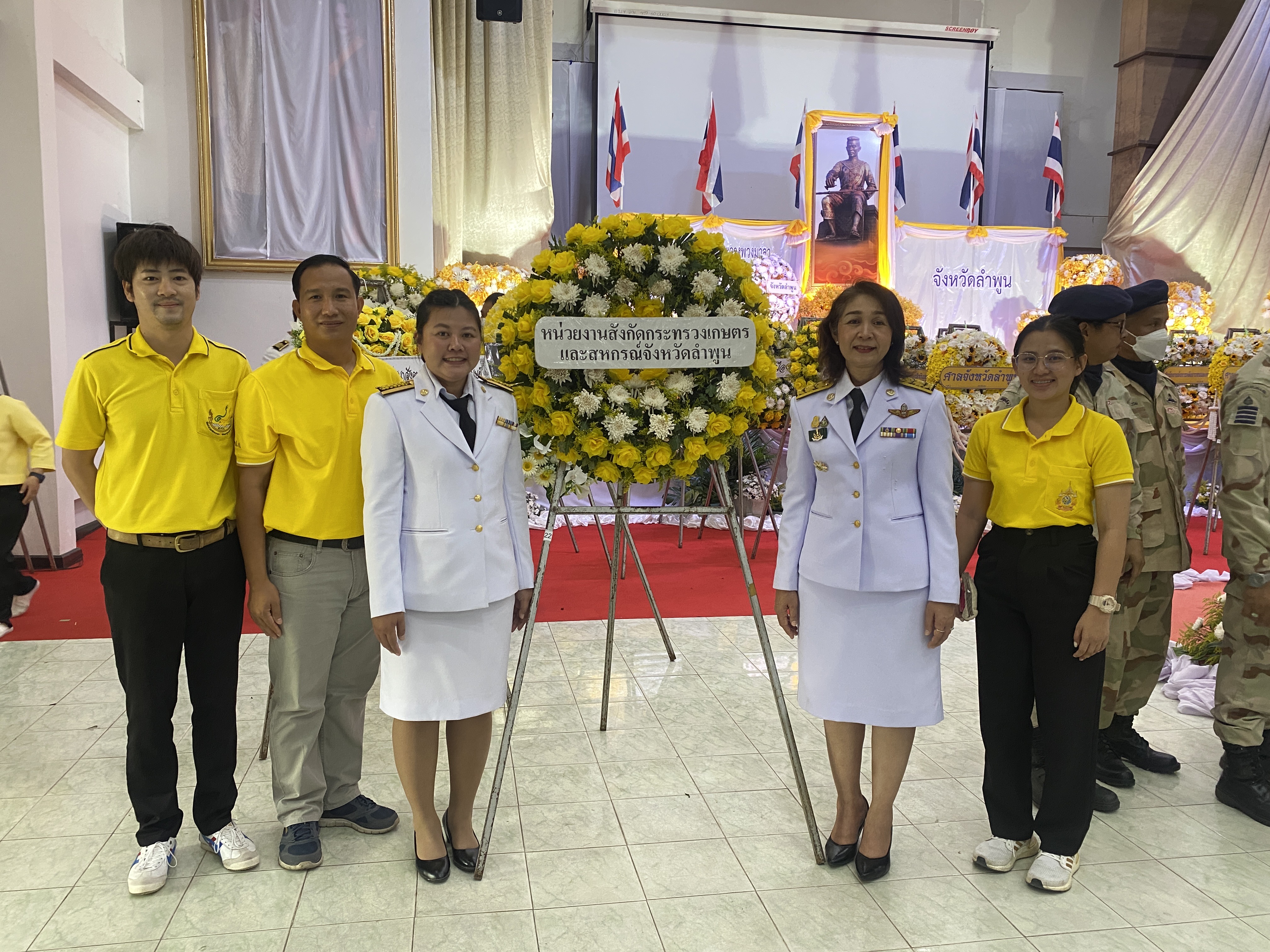 ปฏฺิรูปที่ดินจังหวัดลำพูน นำข้าราชการและเจ้าหน้าที่ส.ป.ก.ลำพูน ร่วมพิธีวางพวงมาลาเนื่องในวันคล้ายวันสวรรคตสมเด็จพระนเรศวรมหาราช 