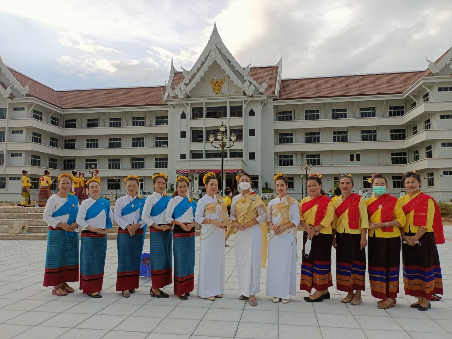 ปฏิรูปที่ดินจังหวัดลำพูนและเจ้าหน้าที่ ได้เข้าร่วมงาน และร่วมฟ้อนบวงสรวง ในพิธีบวงสรวงอนุสาวรีย์พระนางจามเทวี 