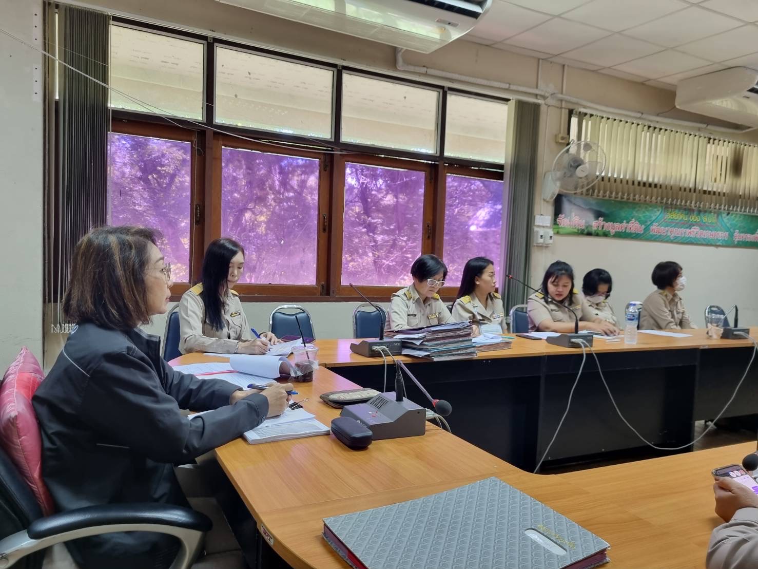 ปฏิรูปที่ดินจังหวัดลำพูน พร้อมด้วยข้าราชการและเจ้าหน้าที่ร่วมประชุมรับฟังแนวทางการดำเนินงาน ผ่านการประชุมทางไกลออนไลน์ ครั้งที่ 2/2566 