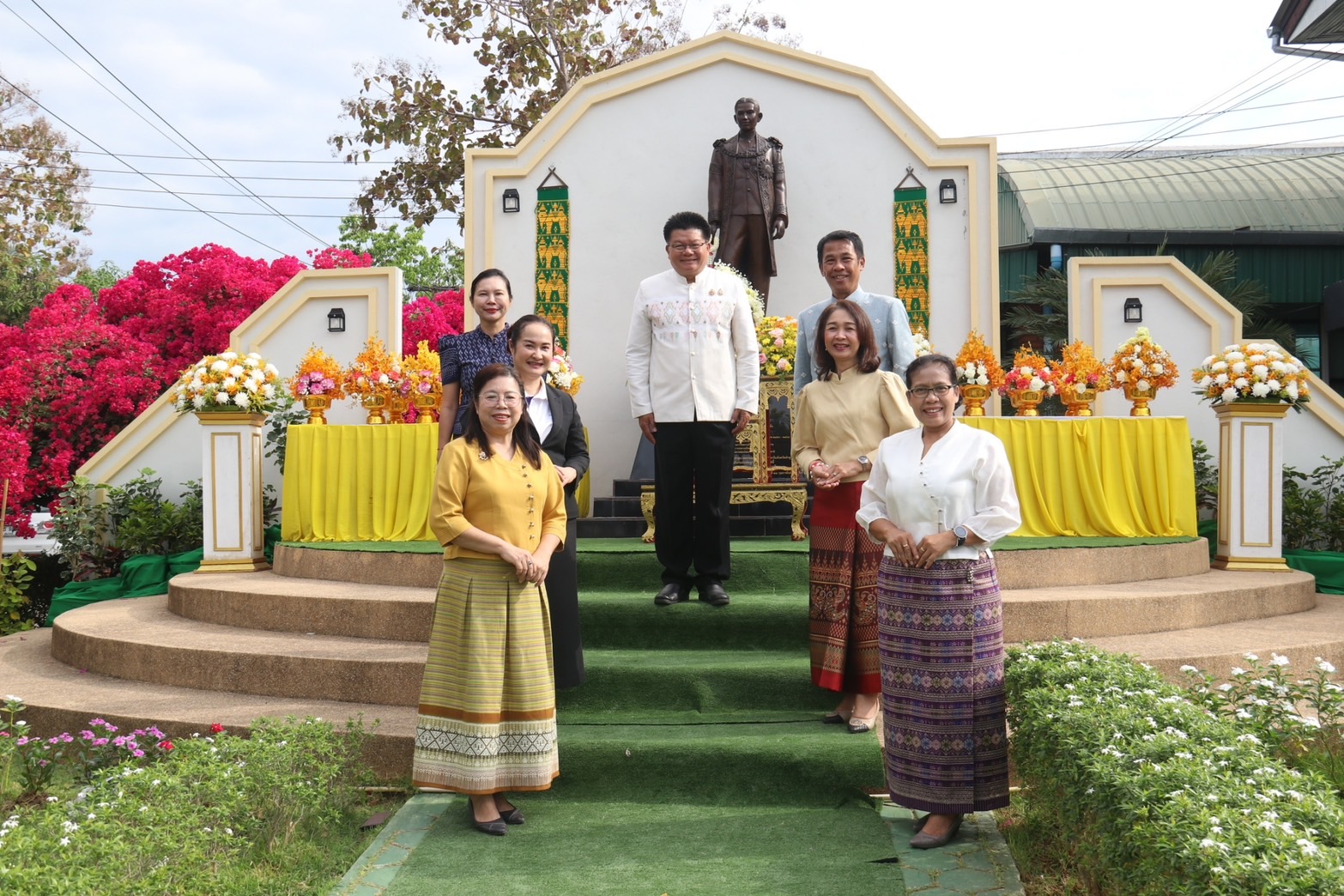ปฏิรูปที่ดินจังหวัดลำพูนพร้อมด้วยข้าราชการและเจ้าหน้าที่ส.ป.ก.ลำพูน ร่วมพิธีวางพานพุ่มดอกไม้สดเพื่อถวายสักการะพระบิดาแห่งการสหกรณ์ไทยเนื่องในวันสหกรณ์แห่งชาติ ประจำปี 2568 