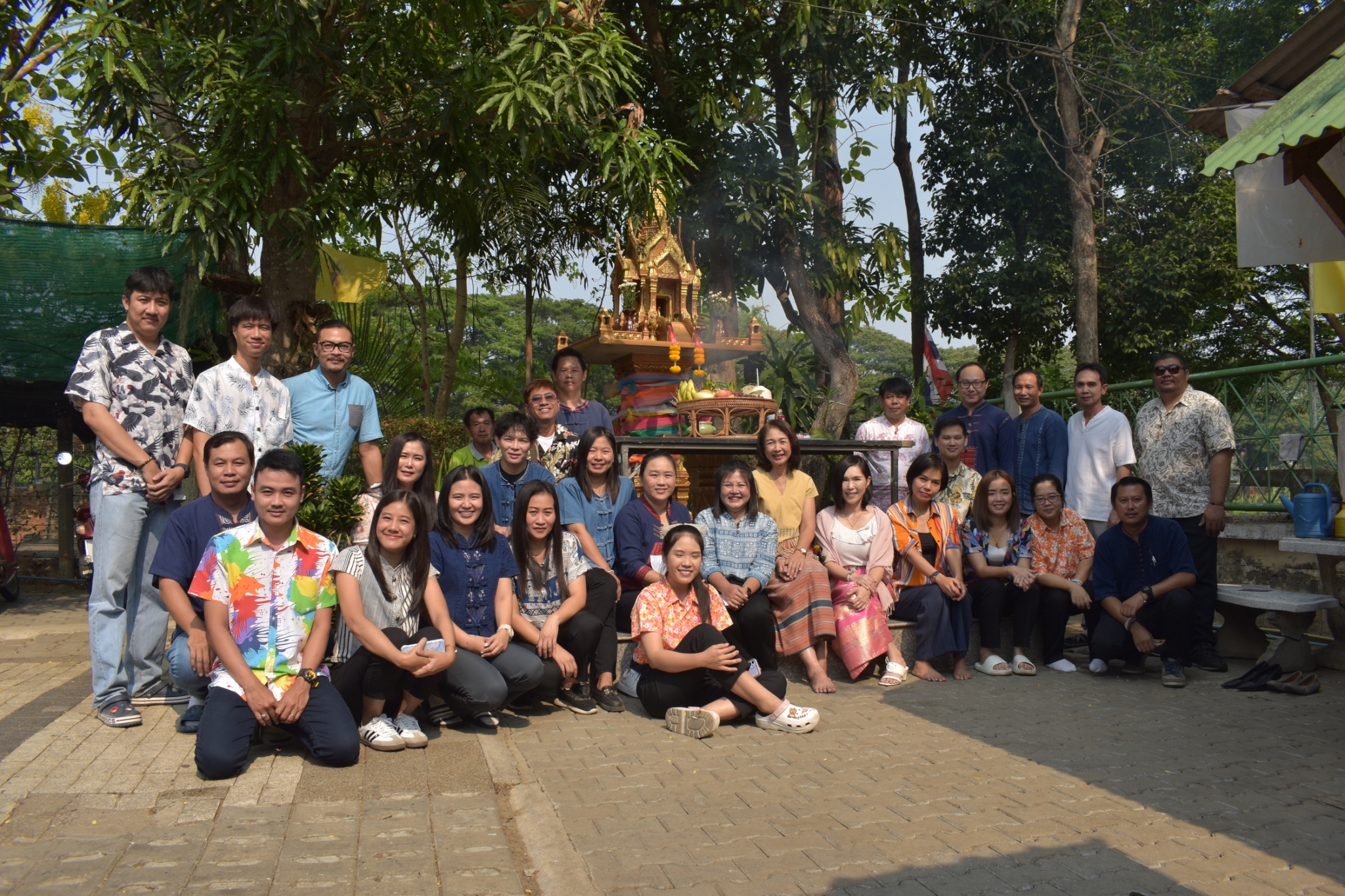 สำนักงานการปฏิรูปที่ดินจังหวัดลำพูนจัดกิจกรรมสรงน้ำพระพุทธรูปเพื่อความเป็นสิริมงคลและรดน้ำดำหัวปฏิรูปที่ดินจังหวัดเนื่องในประเพณีสงกรานต์