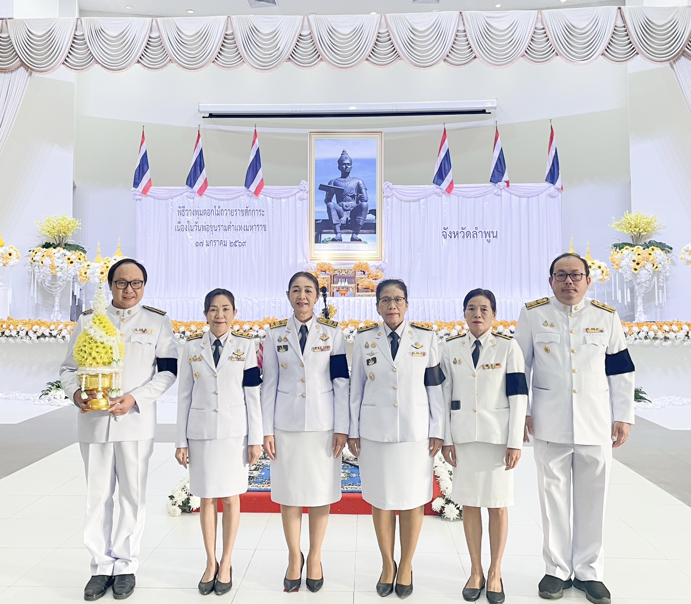 title - ปฏิรูปที่ดินจังหวัดลำพูน (นางปรารถนา ชัยญานะ) ร่วมพิธีวางพุ่มดอกไม้ถวายราชสักการะเนื่องในวันพ่อขุนรามคำแหงมหาราช 17 มกราคม พุทธศักราช 2569