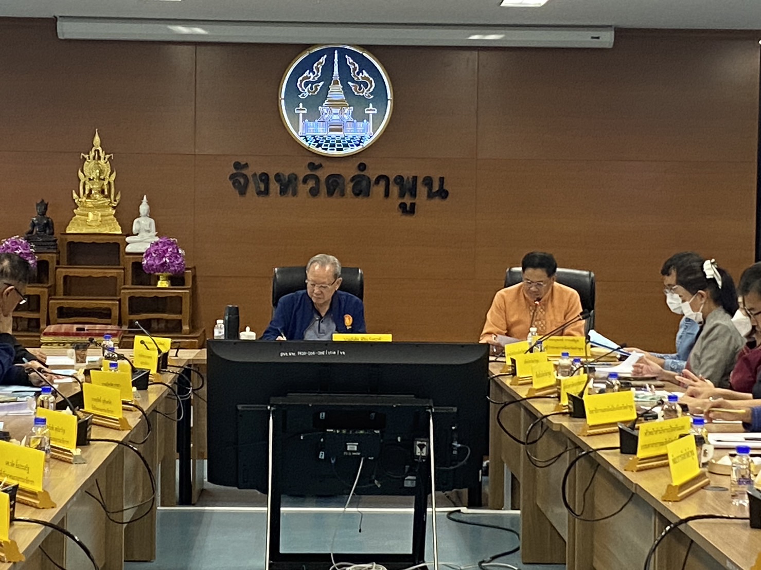 ปฏิรูปที่ดินจังหวัดลำพูนร่วมประชุมแลกเปลี่ยนข้อคิดเห็นเกี่ยวกับการแก้ปัญหาความยากจนด้วยการสร้างฝายชะลอน้ำแกนดินซีเมนต์