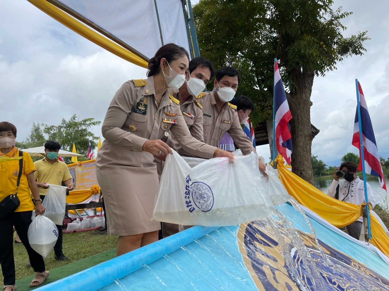 ส.ป.ก.ลำพูน ร่วมกิจกรรมปล่อยพันธุ์สัตว์น้ำ เนื่องในวันเฉลิมพระชนมพรรษา 70 พรรษา พระบาทสมเด็จพระวชิรเกล้าเจ้าอยู่หัว