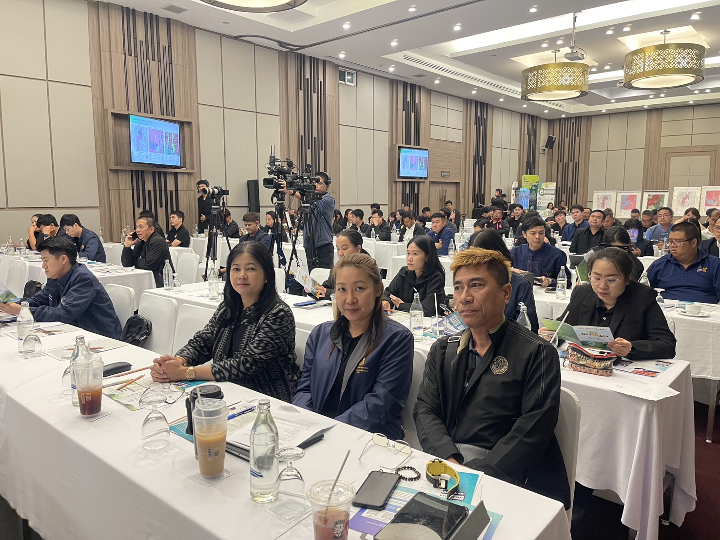 title - สำนักงานการปฏิรูปที่ดินจังหวัดลำพูน เข้าร่วมโครงการประชาสัมพันธ์สร้างการรับรู้ความเข้าใจเพื่อขับเคลื่อนแผนการดำเนินงานปรับปรุงแนวเขตที่ดินของรัฐแบบบูรณาการ มาตราส่วน 1 : 4000 (One Map) อย่างมีประสิทธิภาพ ระยะที่ 2