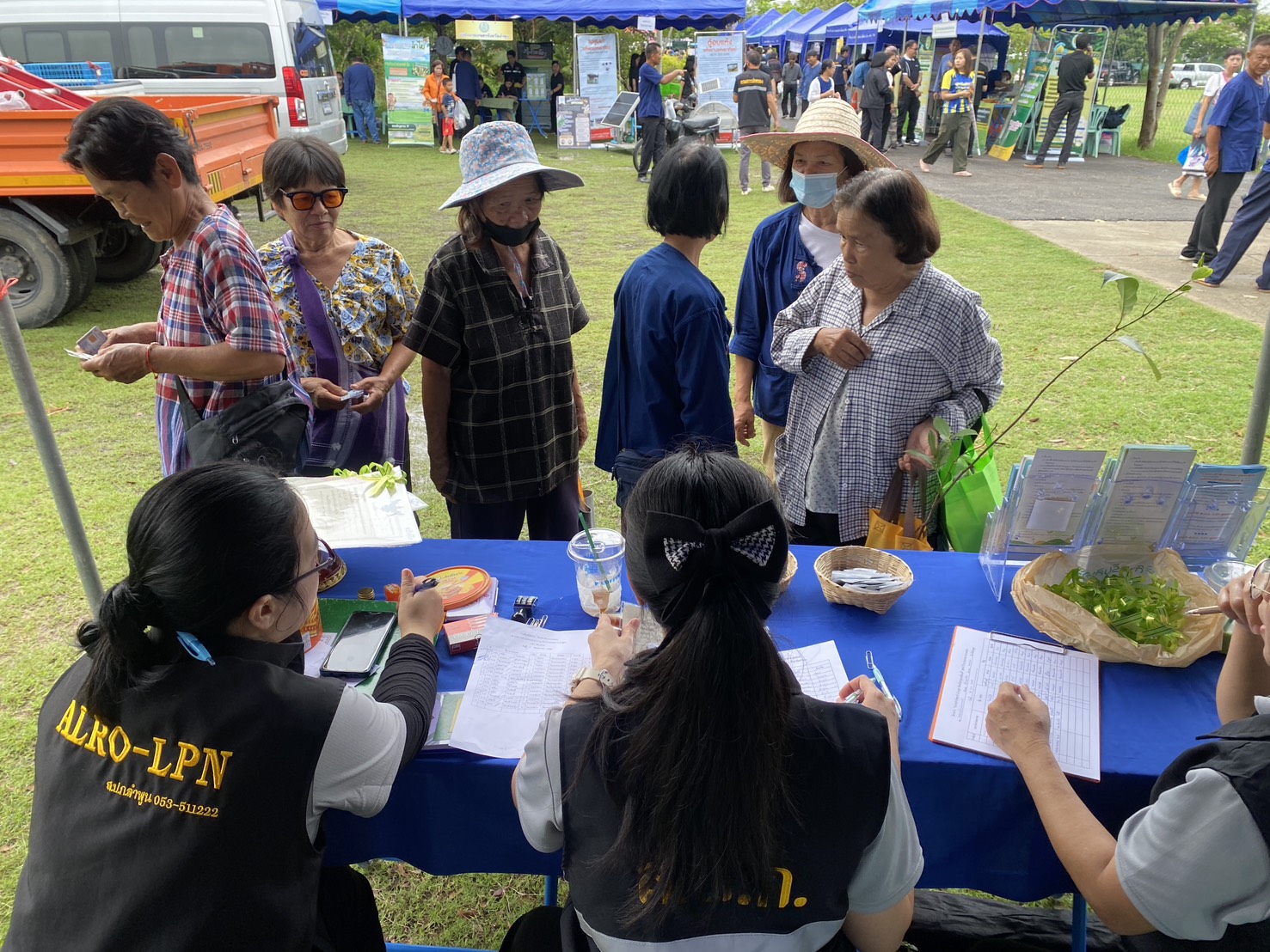 title - ส.ป.ก.ลำพูน มอบโฉนดเพื่อการเกษตรแก่เกษตรกรในเขตปฏิรูปที่ดินอำเภอเวียงหนองล่อง ในการร่วมจัดกิจกรรมบริการประชาชน ภายใต้โครงการ 