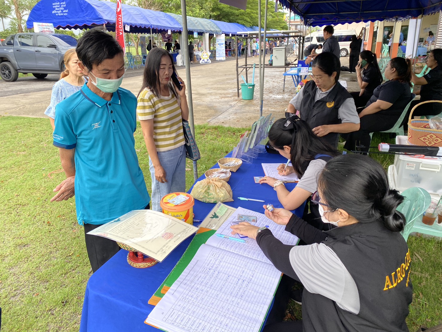 title - ส.ป.ก.ลำพูน มอบโฉนดเพื่อการเกษตรแก่เกษตรกรในเขตปฏิรูปที่ดินอำเภอเวียงหนองล่อง ในการร่วมจัดกิจกรรมบริการประชาชน ภายใต้โครงการ 