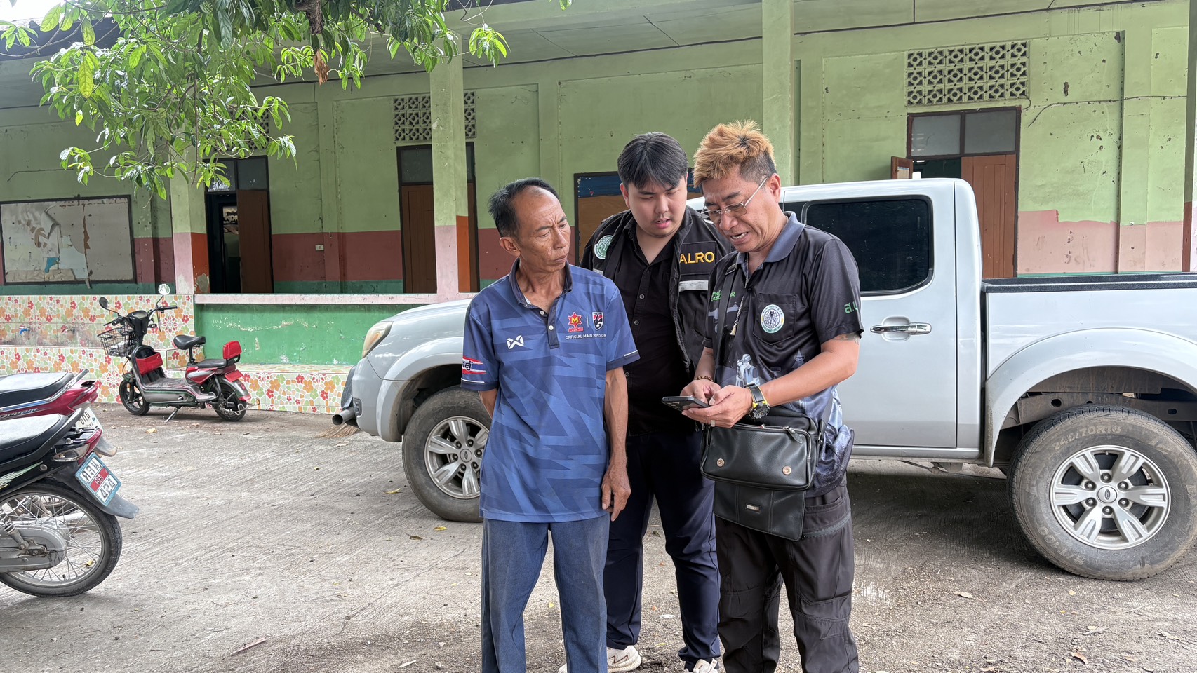 title -  ส.ป.ก.ลำพูน บูรณาการกลุ่มงานช่างและแผนที่ร่วมกลุ่มกฎหมาย ลงพื้นที่ตรวจสอบกรณีจัดที่ดินผิดพลาด พื้นที่ตำบลหนองปลาสะวาย อำเภอบ้านโฮ่ง