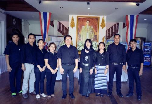 18 ตุลาคม 2559... ส.ป.ก.ลำพูน ลงนามแสดงความอาลัย ถวายแด่พระบาทสมเด็จพระปรมินทรมหาภูมิพลอดุลยเดช บรมนาถบพิตร ณ ศาลากลางจังหวัดลำพูน พร้อมจัดนิทรรศการโครงการพัฒนาพื้นท่ีลุ่มน้ำแม่อาวอันเนื่องมาจากพระราชดำริ จังหวัดลำพูน เพื่อสำนึกในพระมหากรุณาธิคุณอันหาท่ีส
