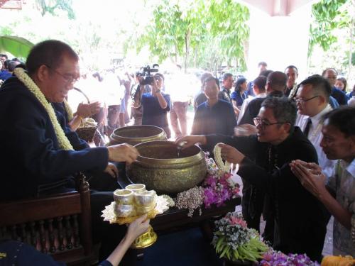ปฏิรูปที่ดินจังหวัดลำพูน นำเจ้าหน้าที่ ส.ป.ก.ลำพูน รดน้ำขอพรเนื่องในโอกาสวันสงกรานต์ ประจำปี 2560 