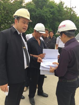 ผอ.สพป. พร้อมขณะตรวจงานโครงการที่ศูนย์ศิลปาชีพบางไทร 