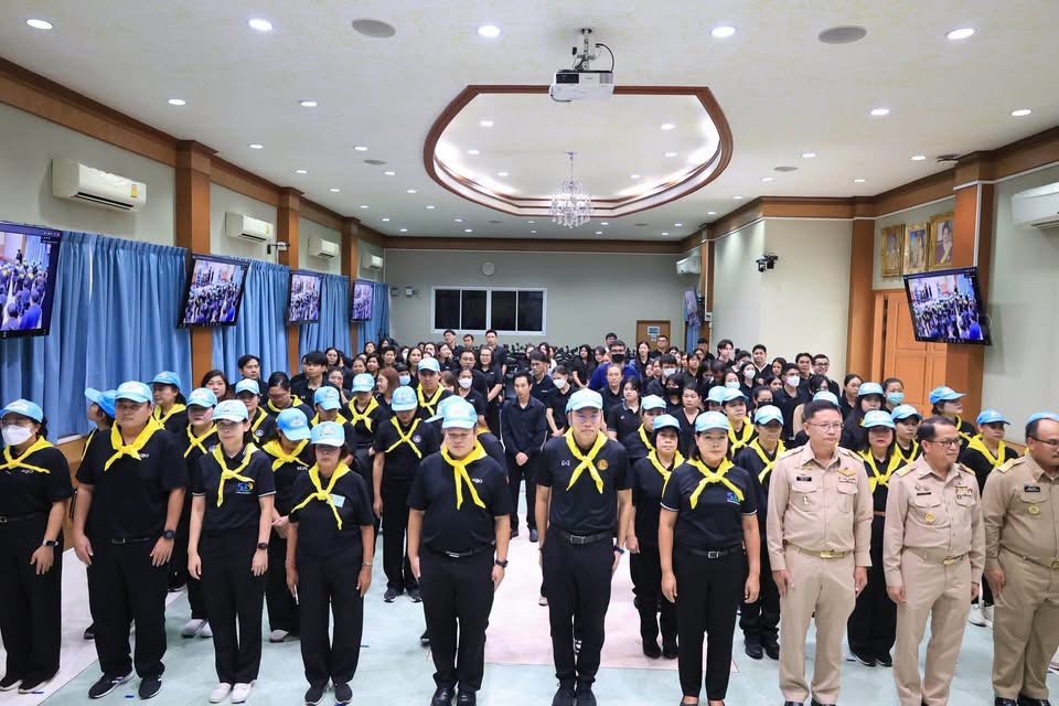 สจก. ร่วมกิจกรรมจิตอาสา “ประดิษฐ์ดอกไม้ถวายความอาลัย” แด่สมเด็จพระบรมราชชนนีพันปีหลวง