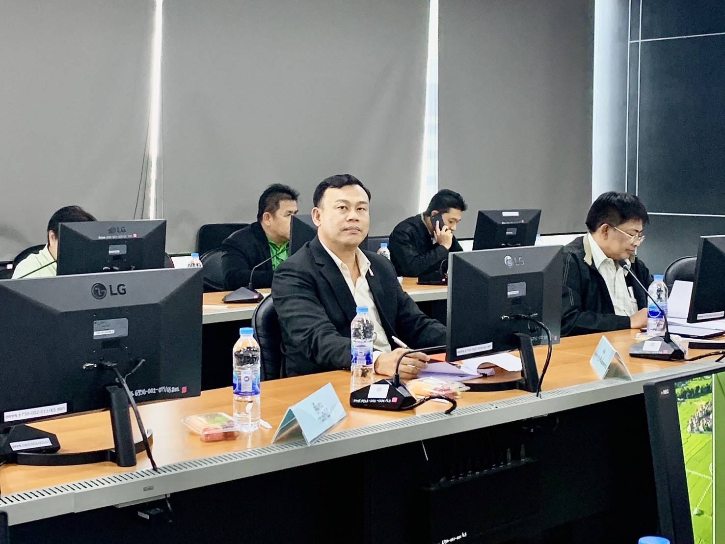 สำนักจัดการปฏิรูปที่ดิน เข้าร่วมประชุมหารือแนวทางการแก้ไขปัญหาโครงการจัดที่ดินหมู่บ้านสหกรณ์ห้วยมะนาว ตามพระราชดำริ ณ ห้องประชุม สคทช.