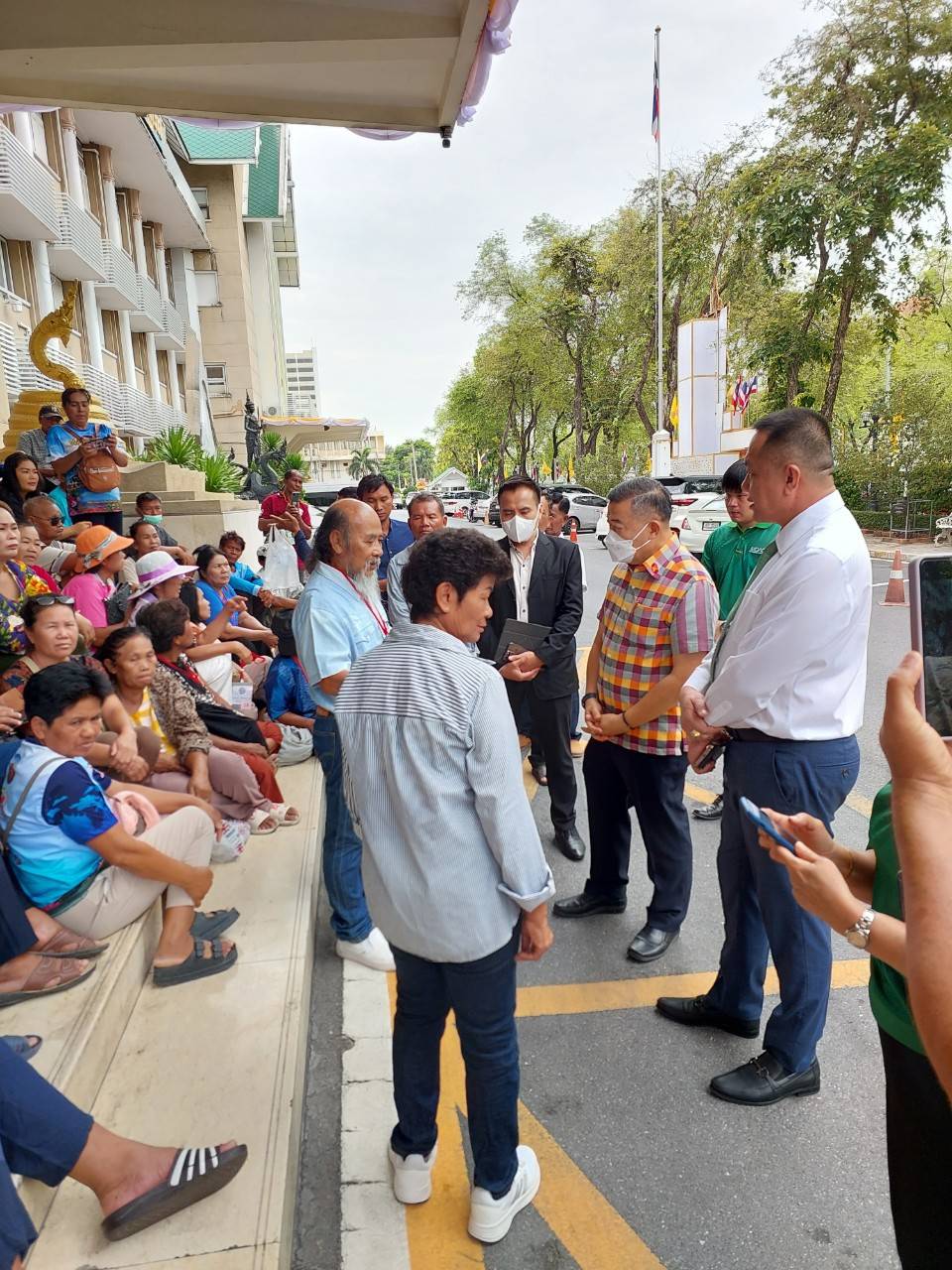 สำนักจัดการปฏิรูปที่ดิน ร่วมรับฟังกลุ่มสมัชชาเกษตรกรภาคอีสานติดตามเรื่องการดำเนินการตรวจสอบแปลงที่ดินของราษฎรที่ถูกเขตการก่อสร้างประตูระบายน้ำ และสถานีสูบน้ำหนองสองห้อง โครงการพัฒนาลุ่มน้ำห้วยหลวงตอนล่างจังหวัดหนองคาย ณ บริเวณหน้าอาคารกระทรวงเกษตรและสหกรณ์