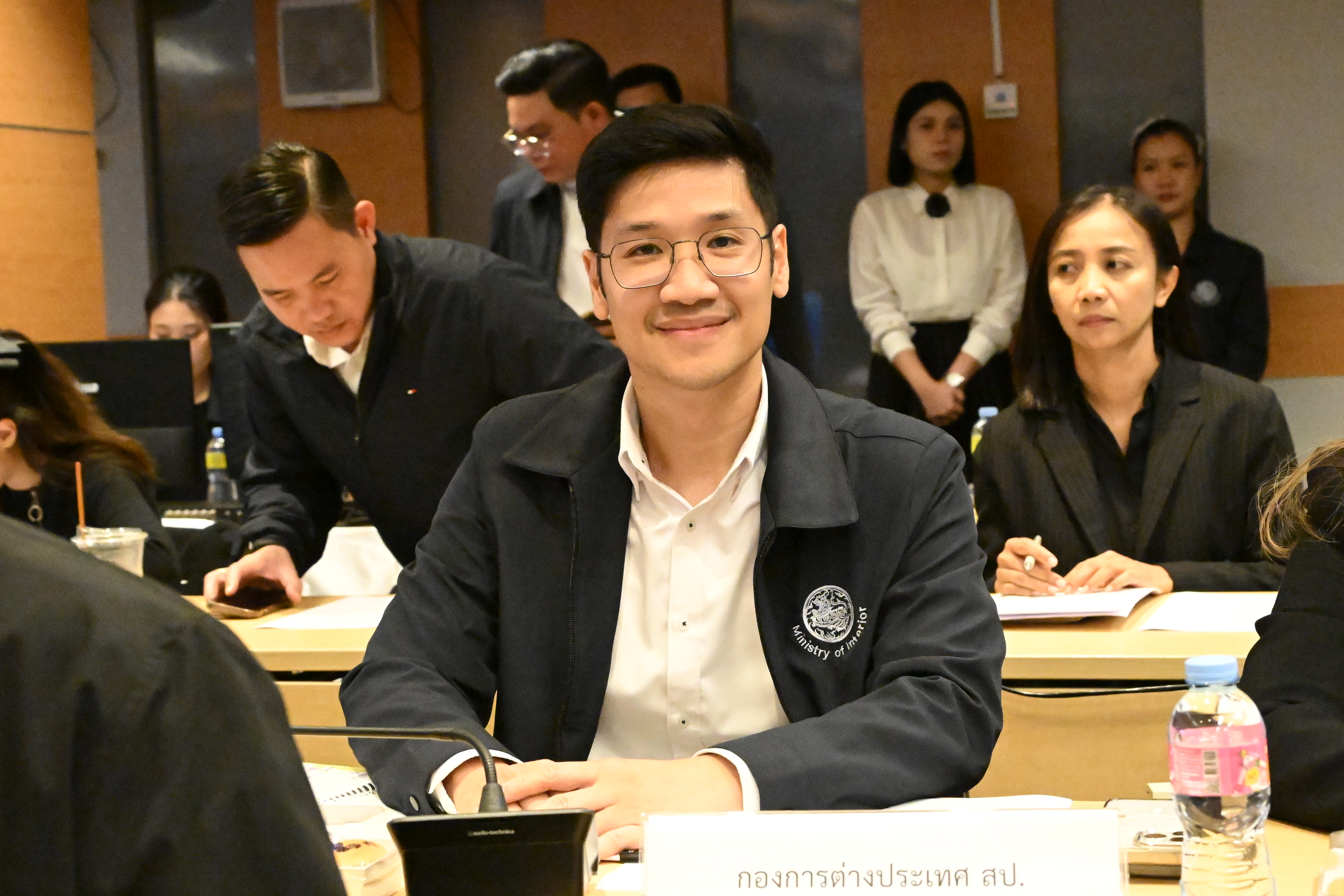 title - สำนักจัดการปฏิรูปที่ดินเข้าร่วมประชุมกำหนดแนวทางการแก้ไขปัญหาการเข้ามาตั้งถิ่นฐานและการครอบงำธุรกิจของคนต่างด้าวในประเทศไทย