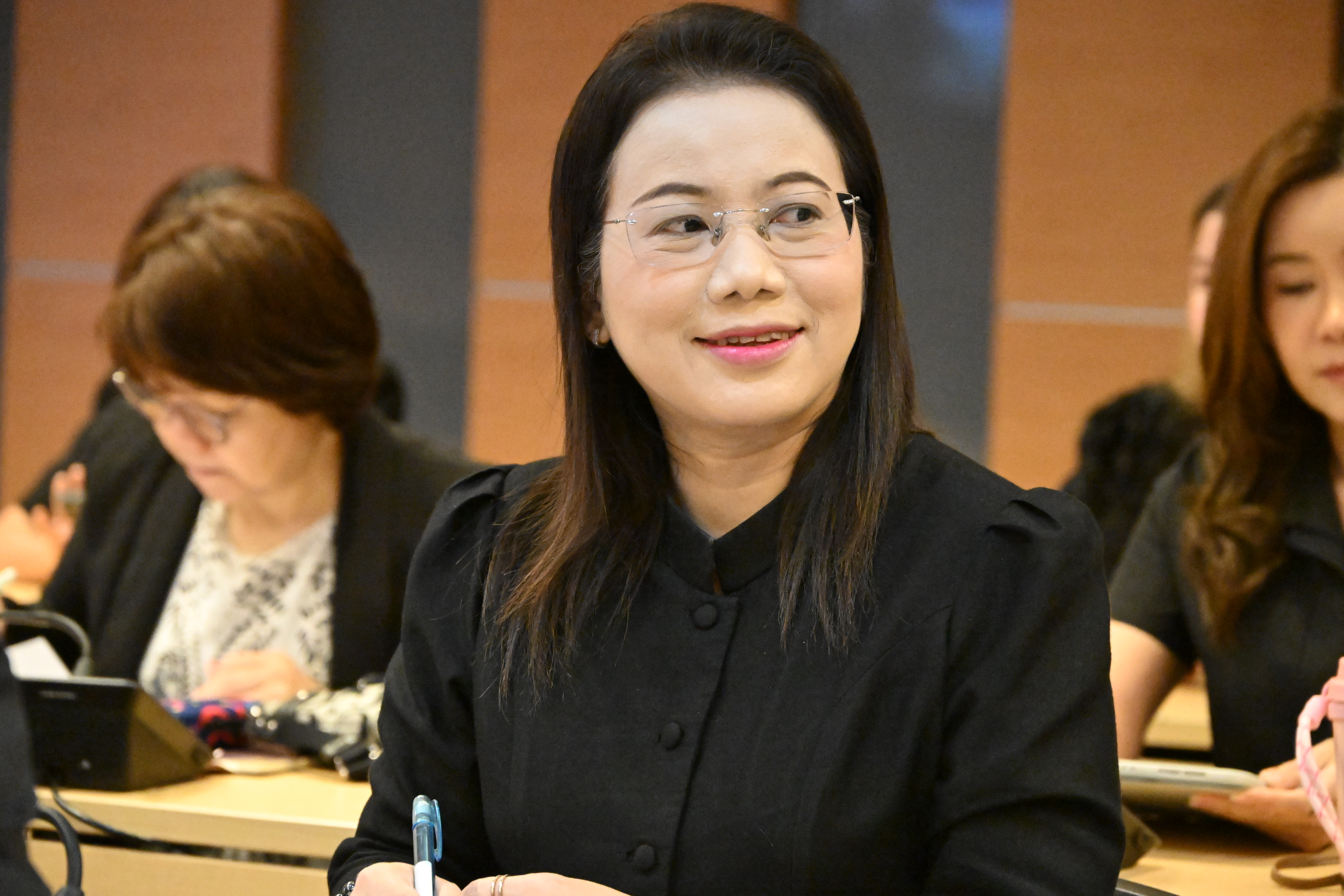 title - สำนักจัดการปฏิรูปที่ดินเข้าร่วมประชุมกำหนดแนวทางการแก้ไขปัญหาการเข้ามาตั้งถิ่นฐานและการครอบงำธุรกิจของคนต่างด้าวในประเทศไทย