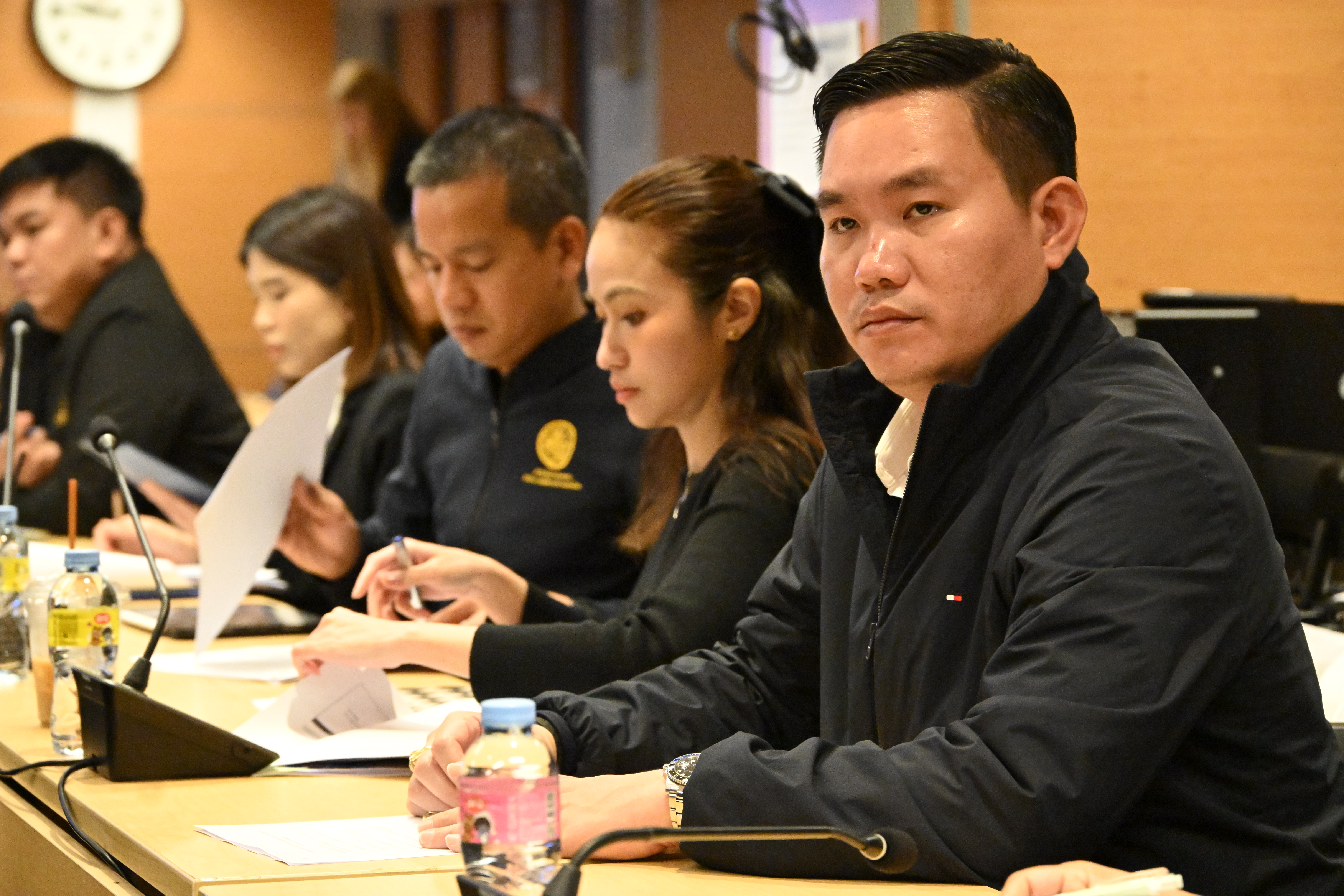 title - สำนักจัดการปฏิรูปที่ดินเข้าร่วมประชุมกำหนดแนวทางการแก้ไขปัญหาการเข้ามาตั้งถิ่นฐานและการครอบงำธุรกิจของคนต่างด้าวในประเทศไทย