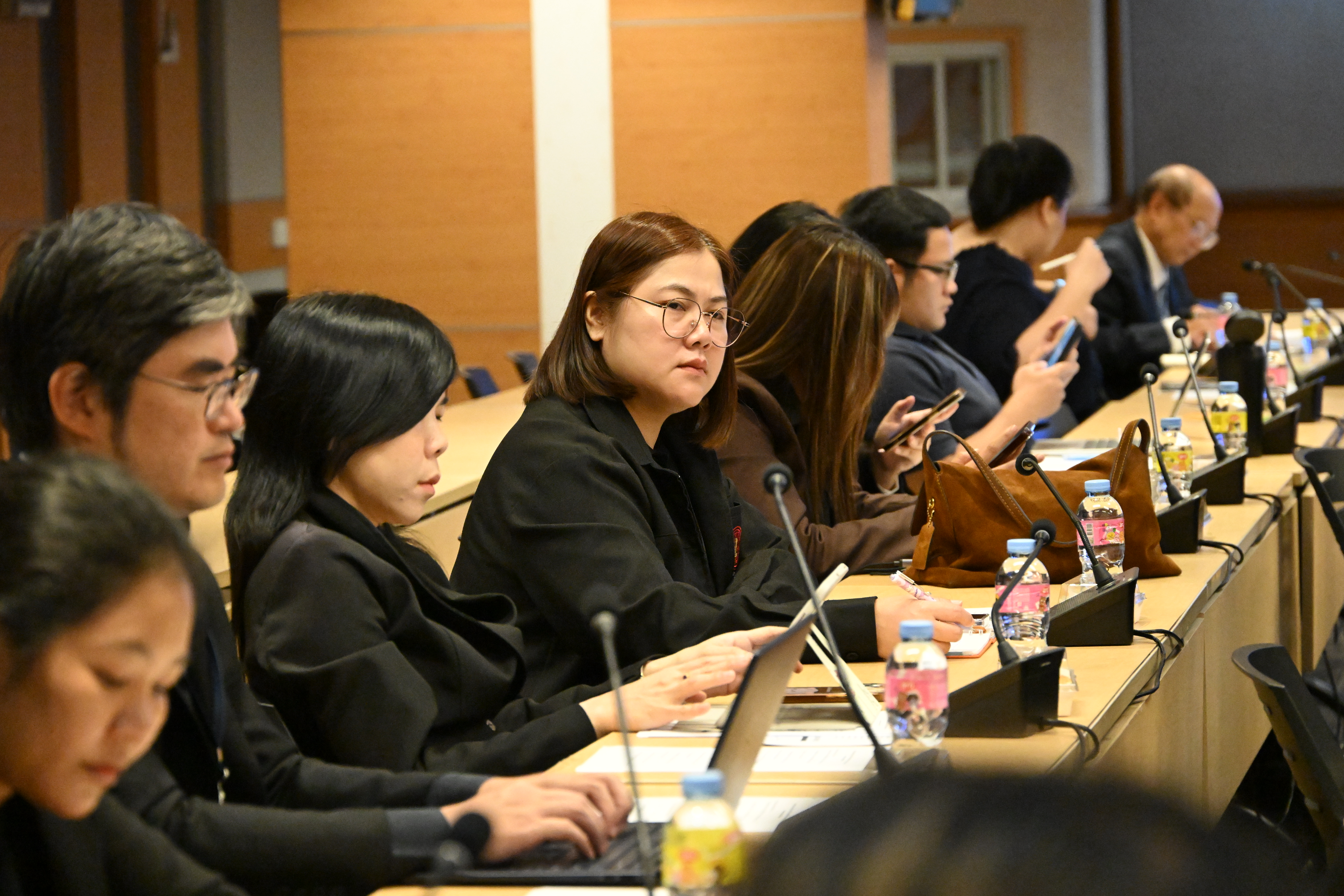 title - สำนักจัดการปฏิรูปที่ดินเข้าร่วมประชุมกำหนดแนวทางการแก้ไขปัญหาการเข้ามาตั้งถิ่นฐานและการครอบงำธุรกิจของคนต่างด้าวในประเทศไทย