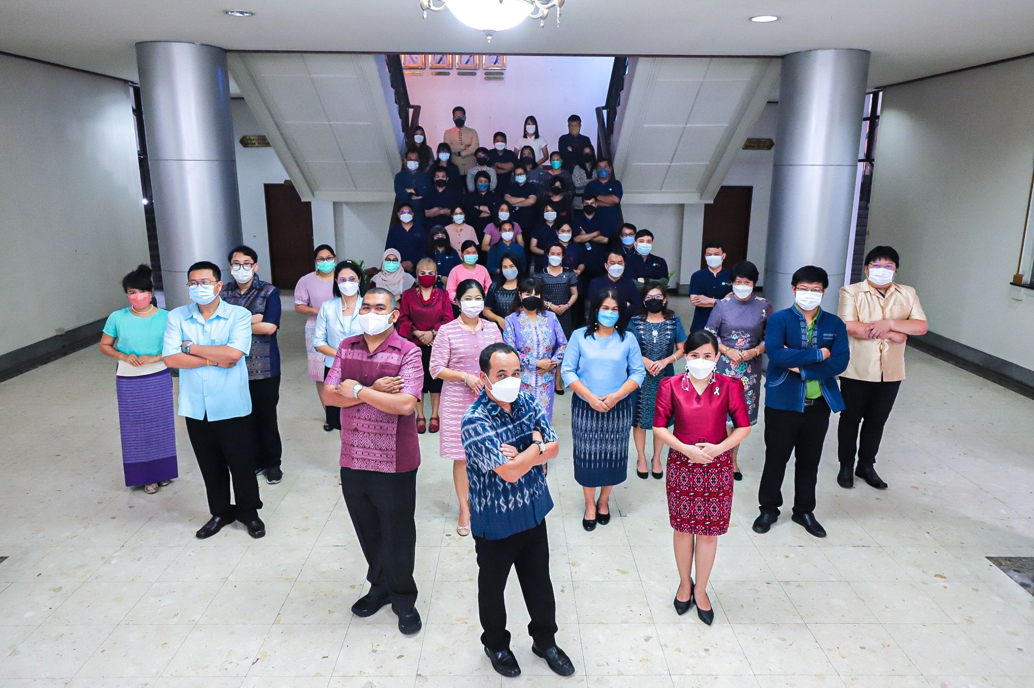 สำนักจัดการปฏิรูปที่ดิน ร่วมใจ สวมใส่ผ้าไทย