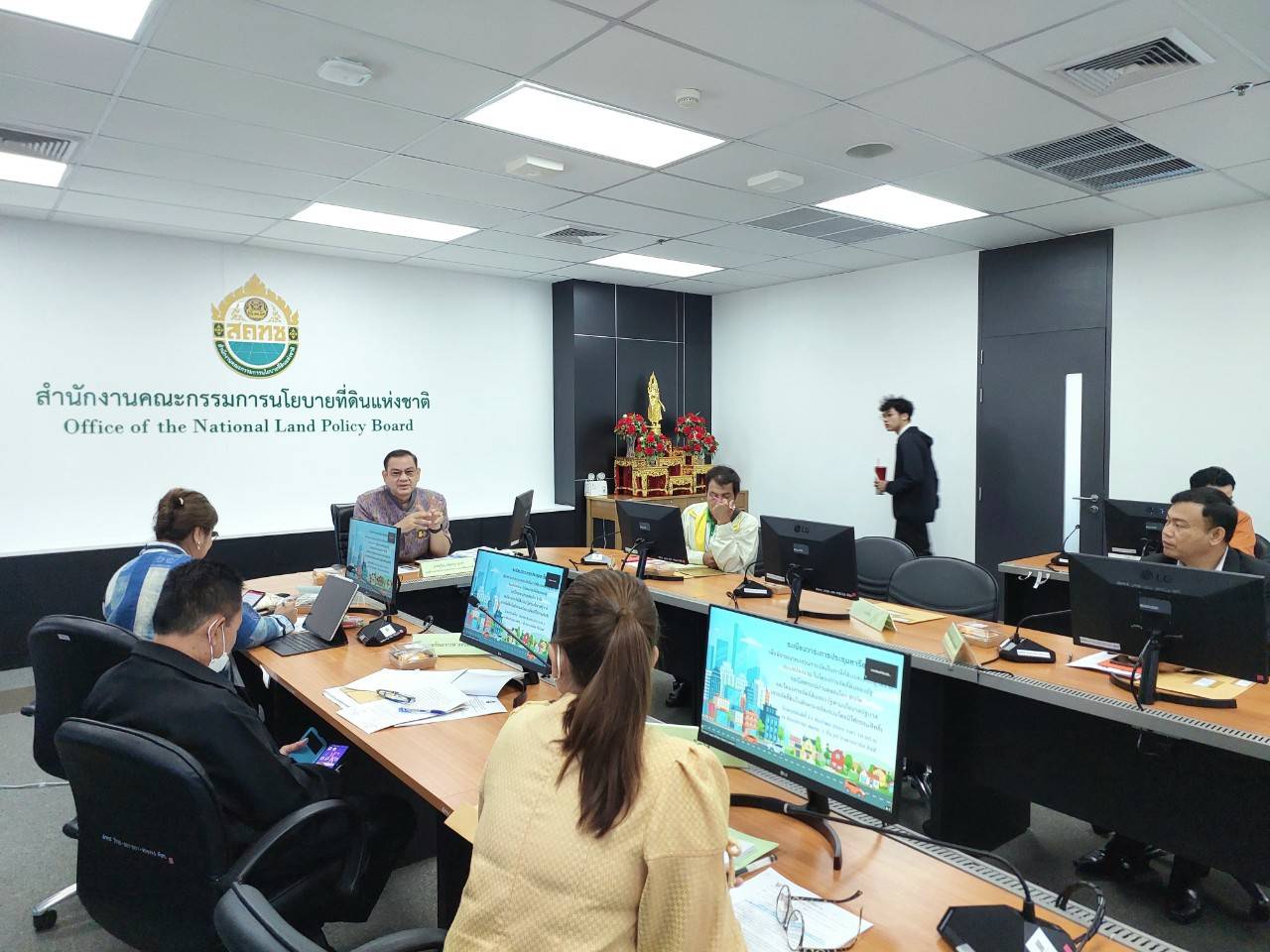 สจก. เข้าร่วมประชุมหารือ เรื่องทบทวนการจัดเก็บภาษีที่ดินและสิ่งปลูกสร้างแบบแปลงรวมในโครงการจัดที่ดินของรัฐ กรณีสหกรณ์บ้านคลองโยง จำกัด และโครงการจัดที่ดินของรัฐตามนโยบายรัฐบาล (การจัดที่ดินในลักษณะแปลงรวมโดยมิให้กรรมสิทธิ์)
