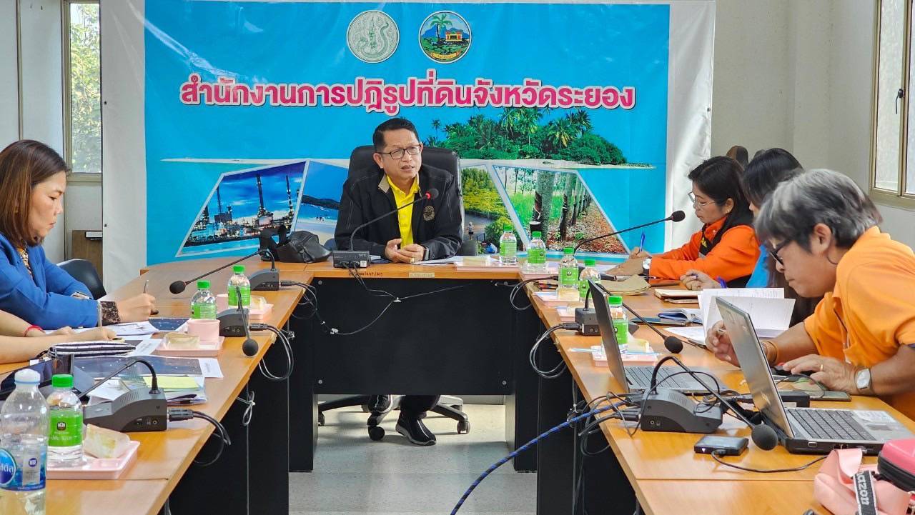 สจก. ร่วมประชุมหารือแนวทางการแก้ไขปัญหา กรณีกลุ่มเกษตรกรได้ยื่นหนังสือร้องเรียนผ่านกระทรวงเกษตรและสหกรณ์กรณีไม่สามารถเก็บพืชอาสินในพื้นที่ ส.ป.ก. ทับซ้อนพื้นที่ป่าสงวนแห่งชาติ ณ ห้องประชุม ส.ป.ก. ระยอง ศาลากลางจังหวัดระยอง