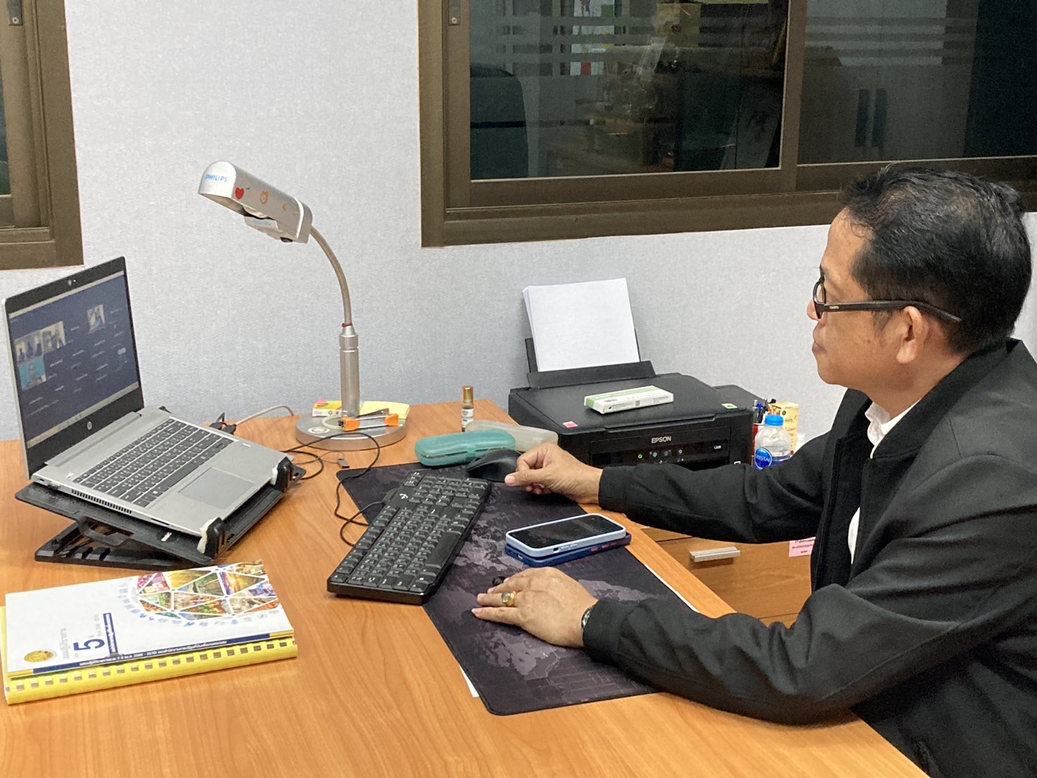 สจก.ร่วมประชุมเพื่อแก้ไขปัญหาความเดือดร้อนของราษฎรกรณีพื้นที่ ส.ป.ก. บ้านศิริราษฎร์ ตำบลแม่ยาว อำเภอเมืองเชียงราย จังหวัดเชียงราย  ผ่านระบบการประชุมทางไกลออนไลน์ Application Zoom